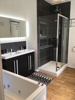 Ducha, artículos de tocador gratuitos, secador de pelo, toallas