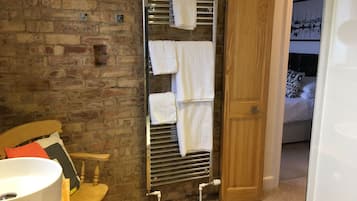 Kamer, 1 twee- of 2 eenpersoonsbedden | Badkamer | Een douche, gratis toiletartikelen, een haardroger, handdoeken