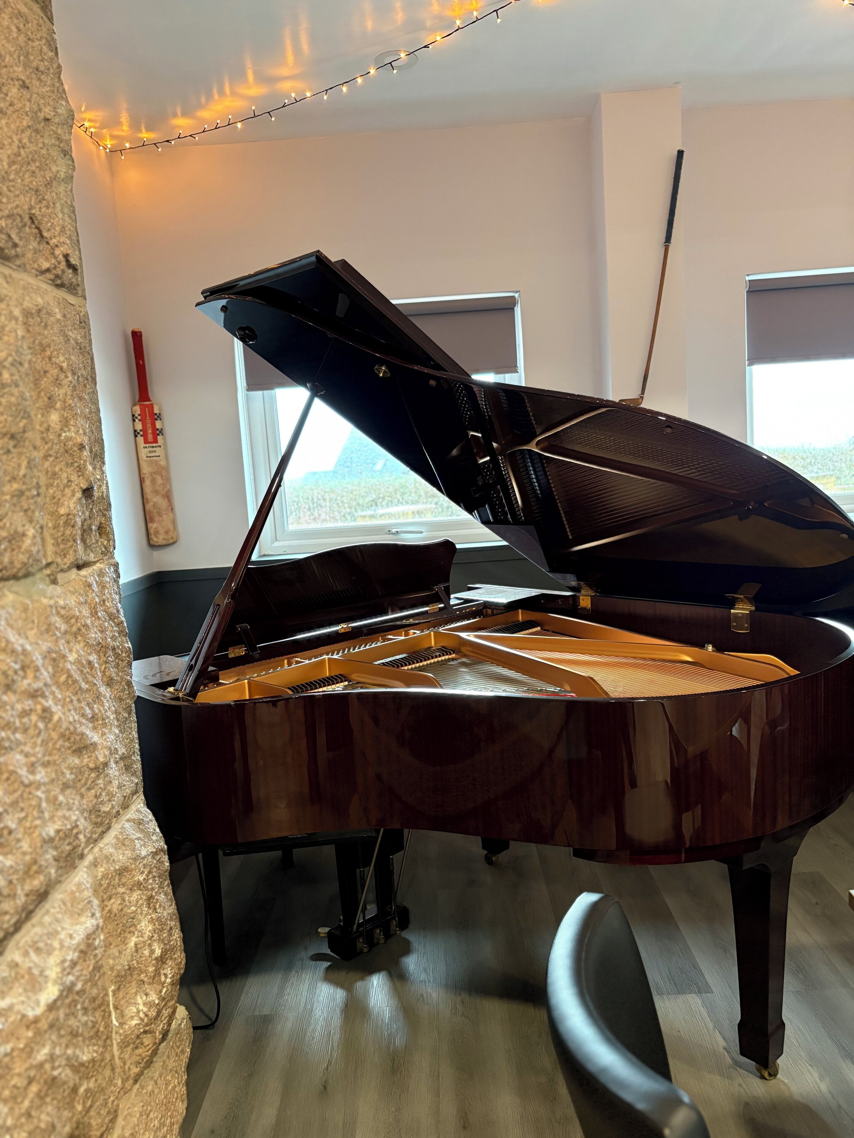 Travel crib, free WiFi, bed sheets