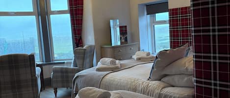 Travel crib, free WiFi, bed sheets