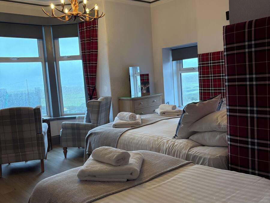 Travel crib, free WiFi, bed sheets