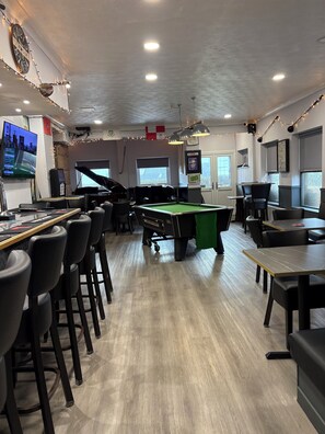 Travel crib, free WiFi, bed sheets