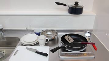 Lemari es, microwave, kompor, dan ketel listrik