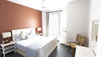 Double Room | Minibar, individually decorated, individually furnished, desk