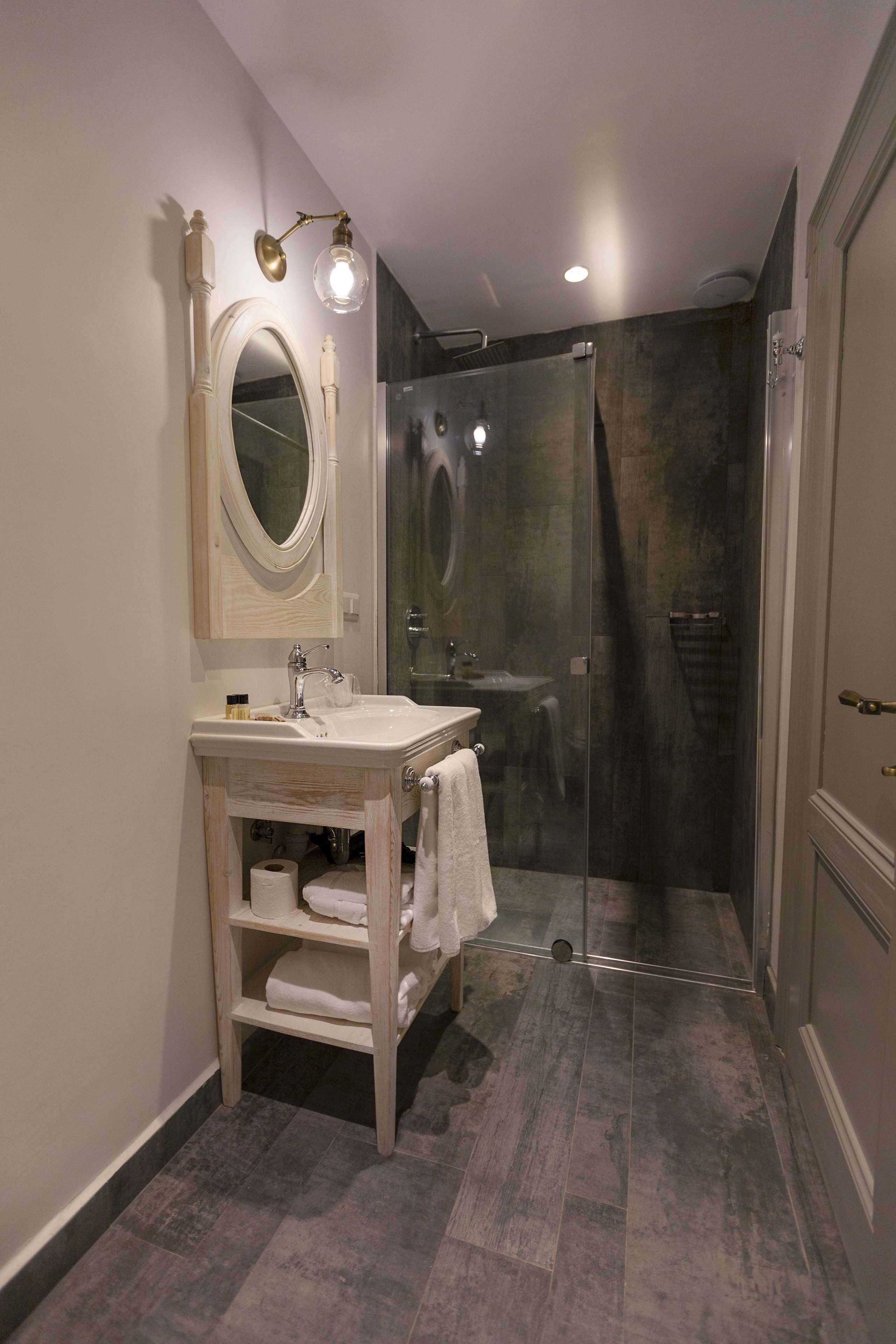 Design Double Room, 1 Double Bed, Non Smoking, Pool Access | Bathroom | Shower, hydromassage showerhead, designer toiletries, hair dryer