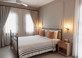 Comfort Double Room, 1 Double Bed | Minibar, individually decorated, individually furnished, desk