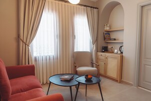 Deluxe Room, 1 Double Bed | Living area