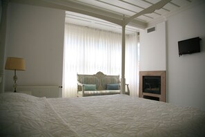 Minibar, individually decorated, individually furnished, desk