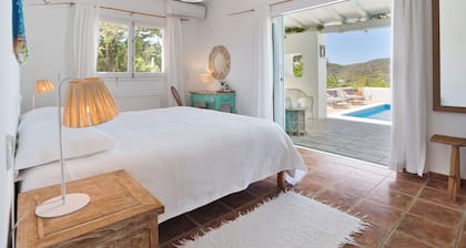 Kaunis huvila 6: lle, jolta on suuri uima-allas, meri- ja auringonlaskunäkymät San Jose-kukkuloilla