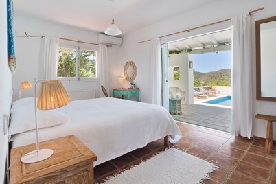Beautiful villa for 6 with large pool in the hills of san jose.Very well located