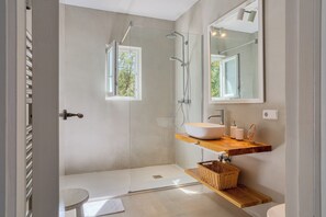 Ensemble douche/baignoire, sèche-cheveux, bidet, serviettes fournies