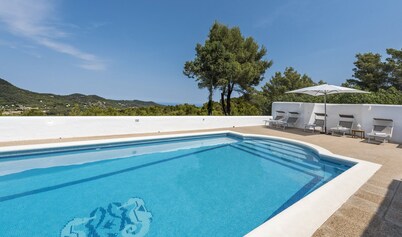 Beautiful villa for 6 with large pool in the hills of san jose.Very well located