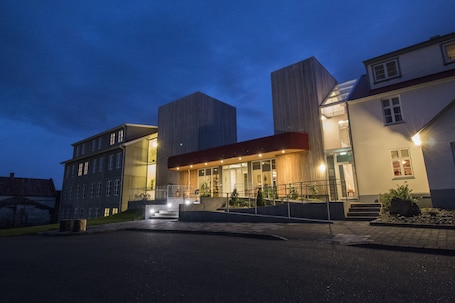 Fachada de la propiedad por la tarde o noche