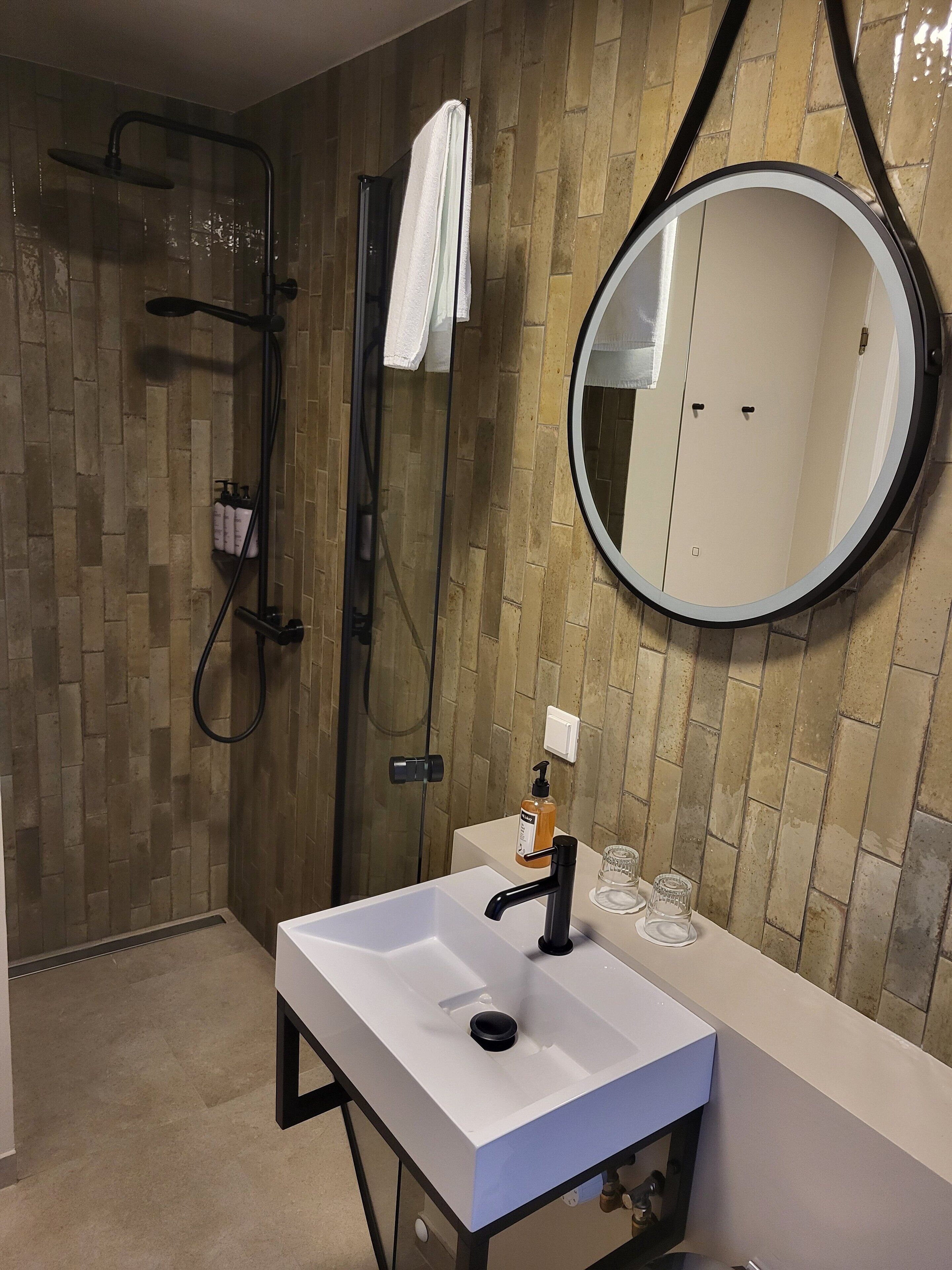 shower, free toiletries, hair dryer, towels