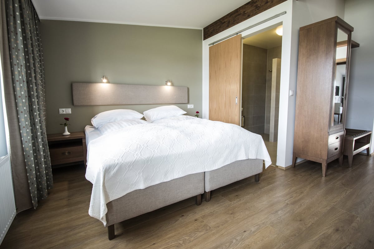 Skrivebord, lydisolert, strykejern/-brett og wi-fi (inkludert)