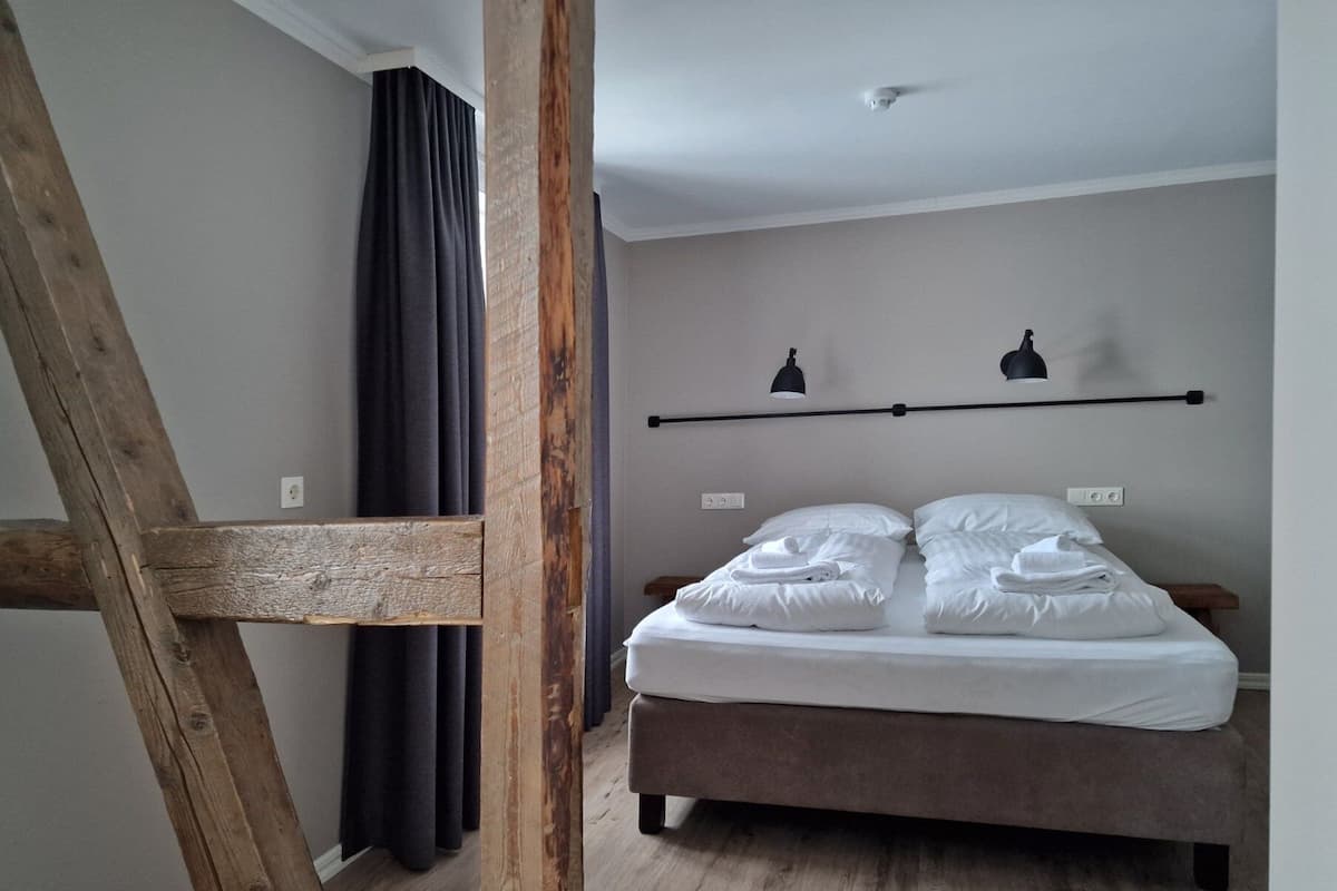 Bureau, systĂšme dâinsonorisation, fer et planche Ă repasser