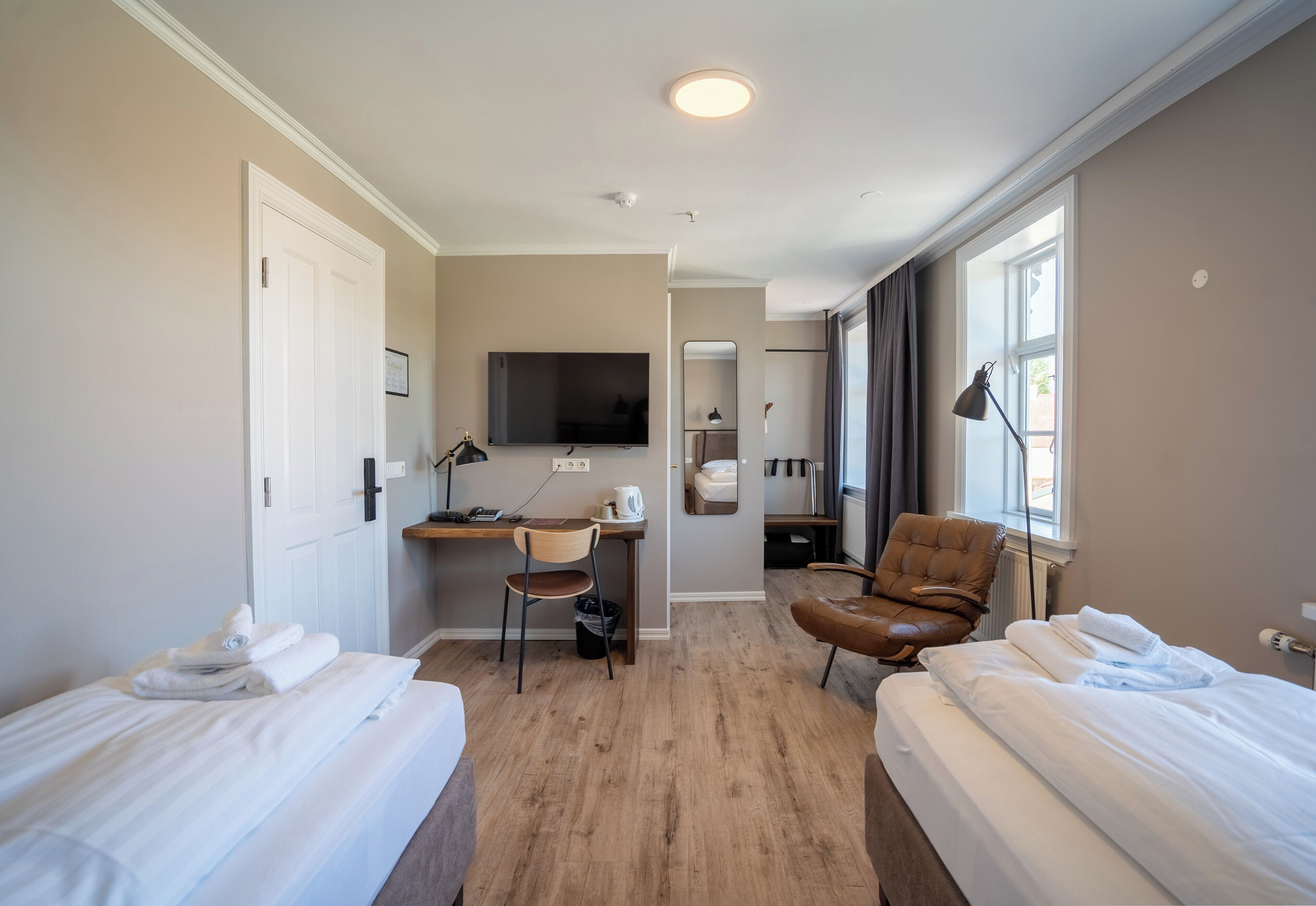 Bureau, chambres insonorisées, fer et planche à repasser, Wi-Fi gratuit