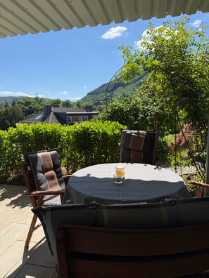 Outdoor dining - Three-castle view in an apartment with a covered terrace and castle view (Neckarsteinach)