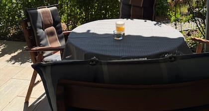 Drei-Burgen-Blick in moderner Fe-Wo mit überdachter Terrasse und Burgenblick