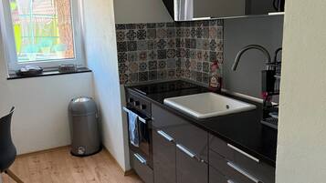 Kühlschrank, Ofen, Herdplatte, Wasserkocher mit Kaffee-/Teezubehör