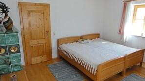 4 bedrooms, desk, soundproofing, iron/ironing board