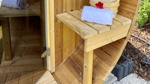 Una sauna de madera con un banco y un perchero para toallas.