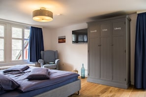 6 bedrooms, travel cot, WiFi, bed sheets