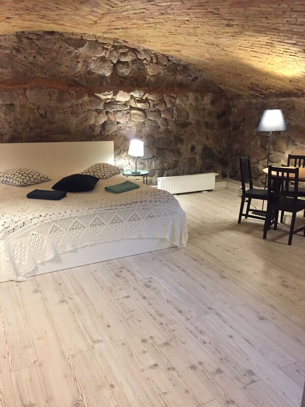 Chambre Deluxe double, 1 trÚs grand lit, salle de bain privée | Fer et planche à repasser, accÚs au Wi-Fi (inclus), literie fournie