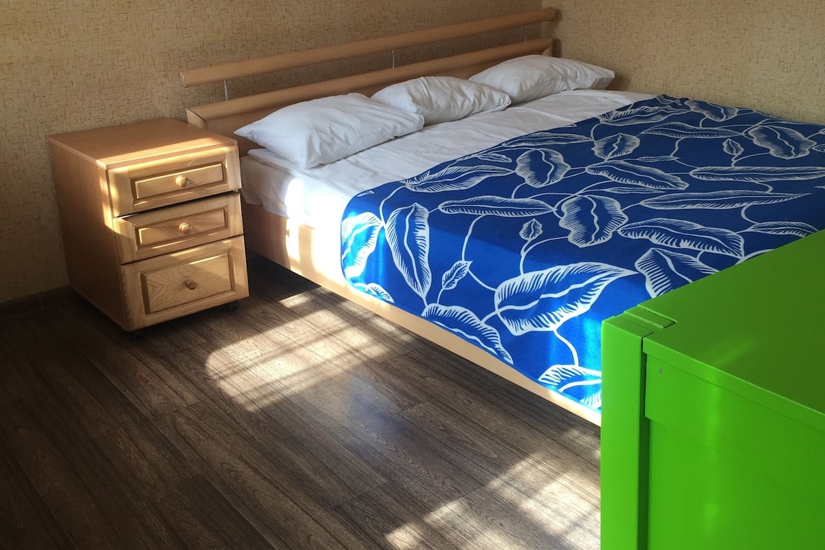 Apartamento, 2 habitaciones, baño privado | Tabla de planchar con plancha, wifi gratis, ropa de cama
