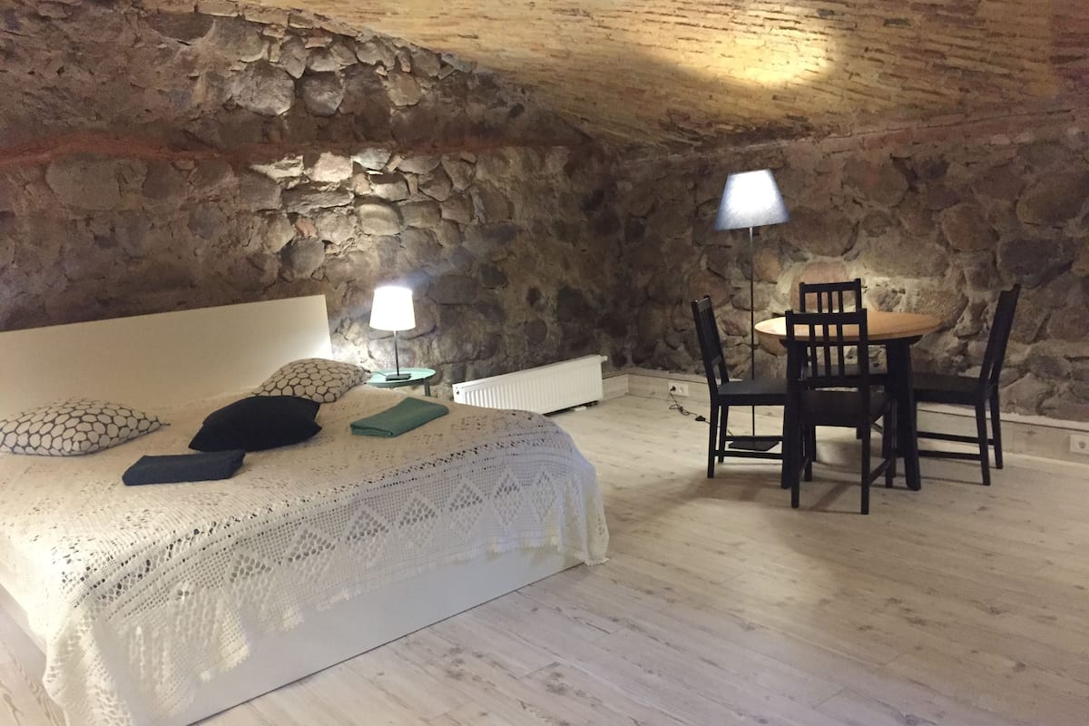 Habitación Deluxe doble, 1 cama de matrimonio grande, baño privado | Tabla de planchar con plancha, wifi gratis, ropa de cama