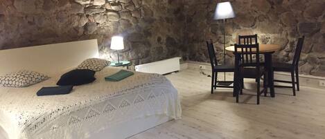 Habitación Deluxe doble, 1 cama de matrimonio grande, baño privado | Tabla de planchar con plancha, wifi gratis, ropa de cama