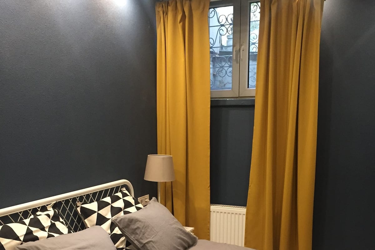 Family Room with Private Bathroom | Tabla de planchar con plancha, wifi gratis, ropa de cama