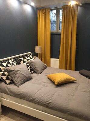Family Room with Private Bathroom | Fer et planche à repasser, Wi-Fi gratuit, draps fournis