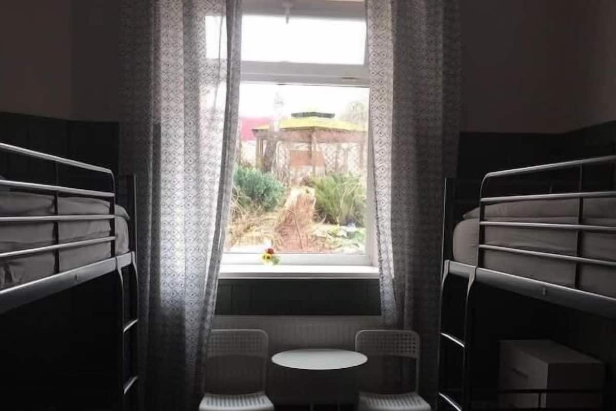 Habitación cuádruple económica, baño privado | Tabla de planchar con plancha, wifi gratis, ropa de cama