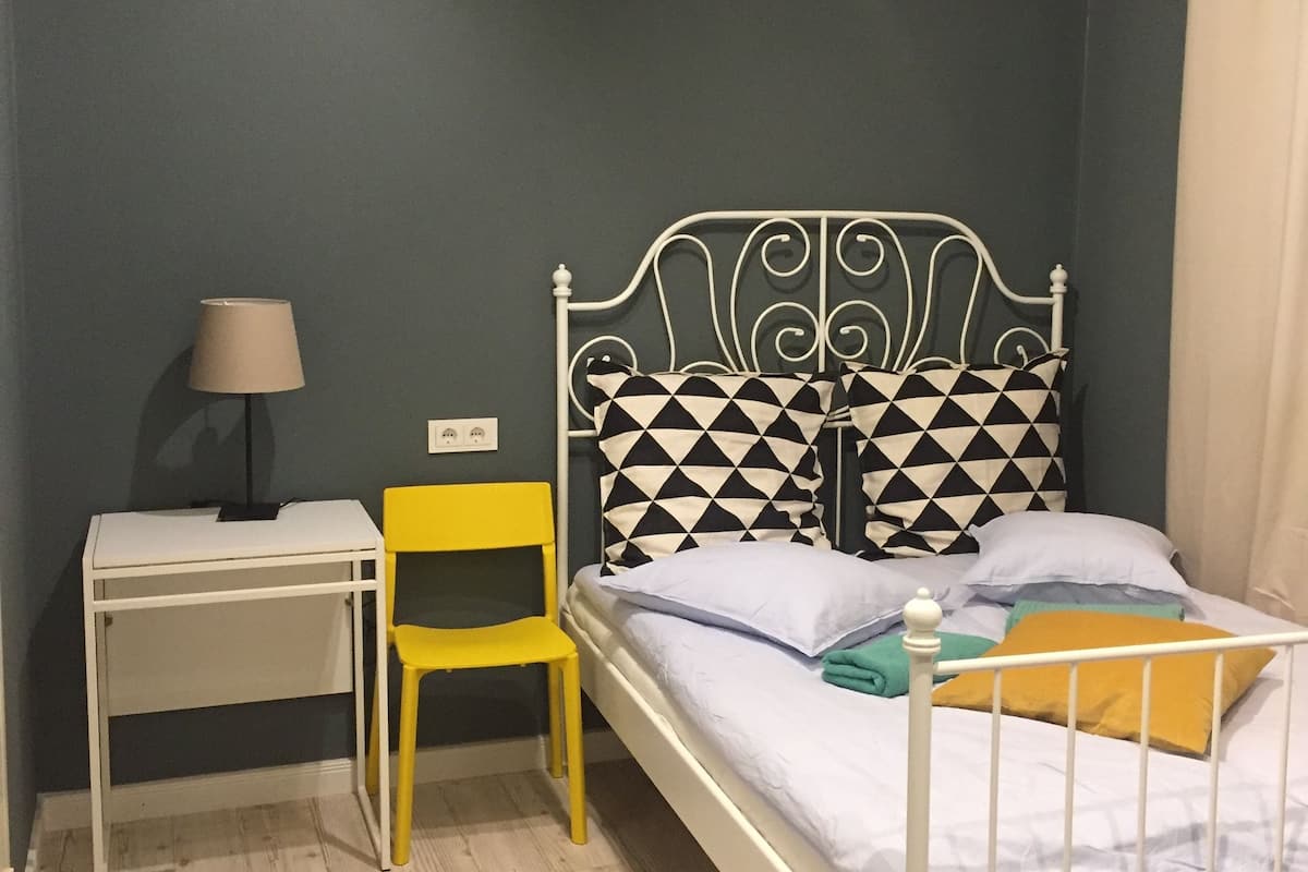 Habitación individual clásica, baño privado | Tabla de planchar con plancha, wifi gratis, ropa de cama