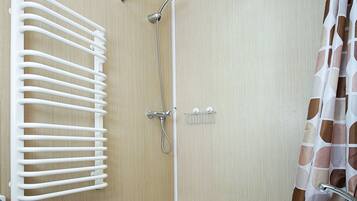 ツインルーム 専用バスルーム | バスルーム | タオル、石鹸、シャンプー、トイレットペーパー