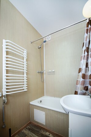 Twin Room, Private Bathroom | Bathroom | Towels, soap, shampoo, toilet paper - Sleep In BnB (Vilnius)