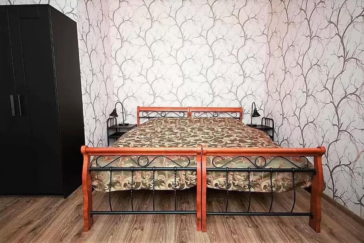 Standard Family Room with Private Bathroom | Tabla de planchar con plancha, wifi gratis, ropa de cama