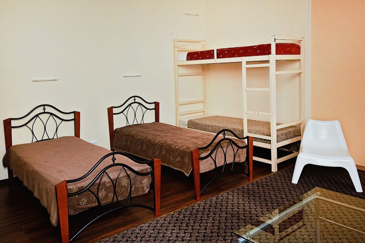 Habitación familiar, baño privado | Tabla de planchar con plancha, wifi gratis, ropa de cama