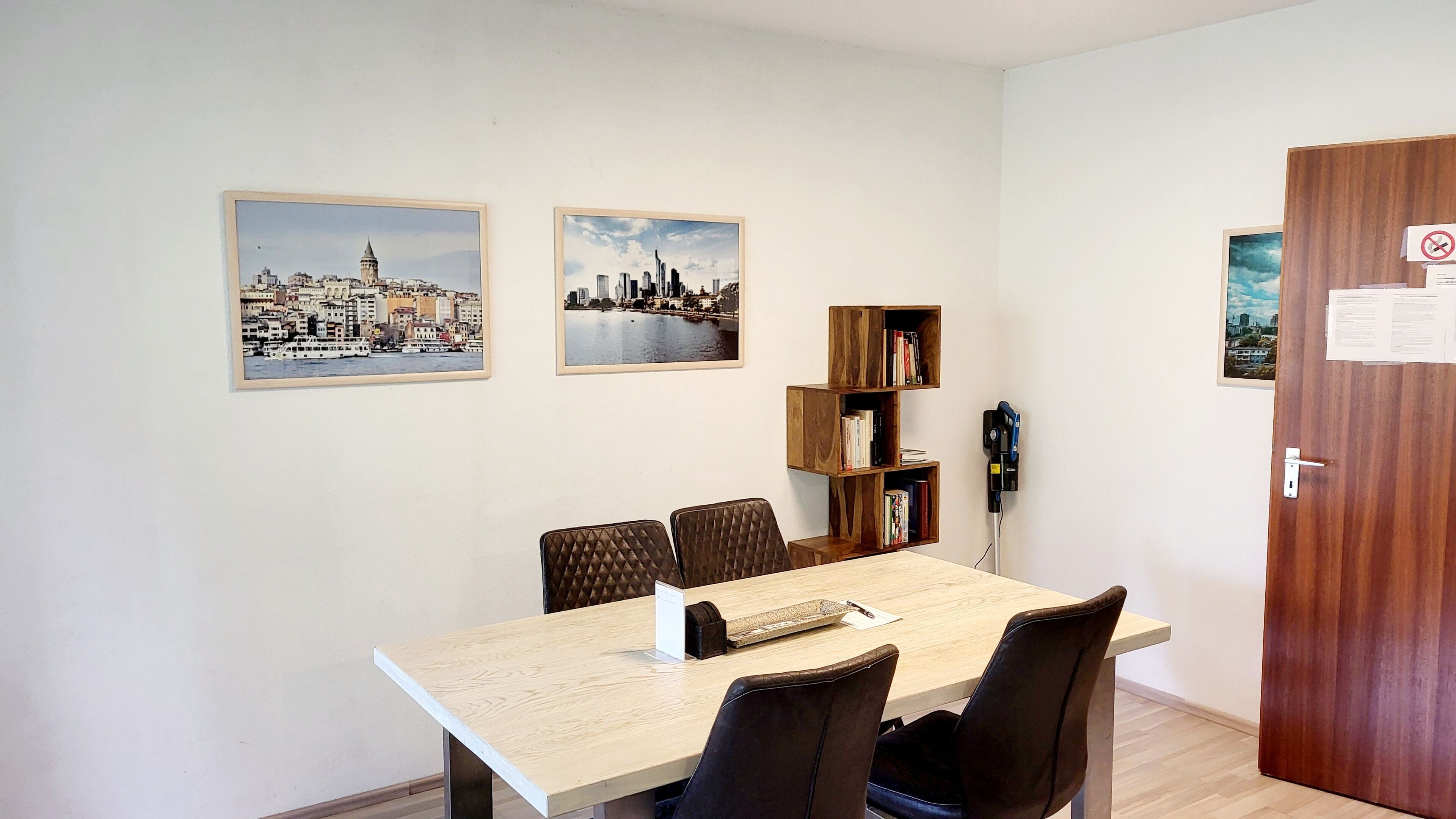 Apartment | Wohnbereich | 42-Zoll-Flachbildfernseher mit Kabelempfang, Fernseher, DVD-Player