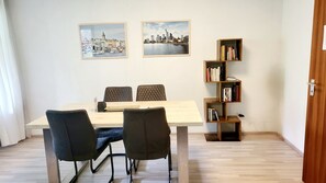 Apartment | Living area | 42-inch flat-screen TV with cable channels, TV, DVD player - Apartment König (Tuebingen)