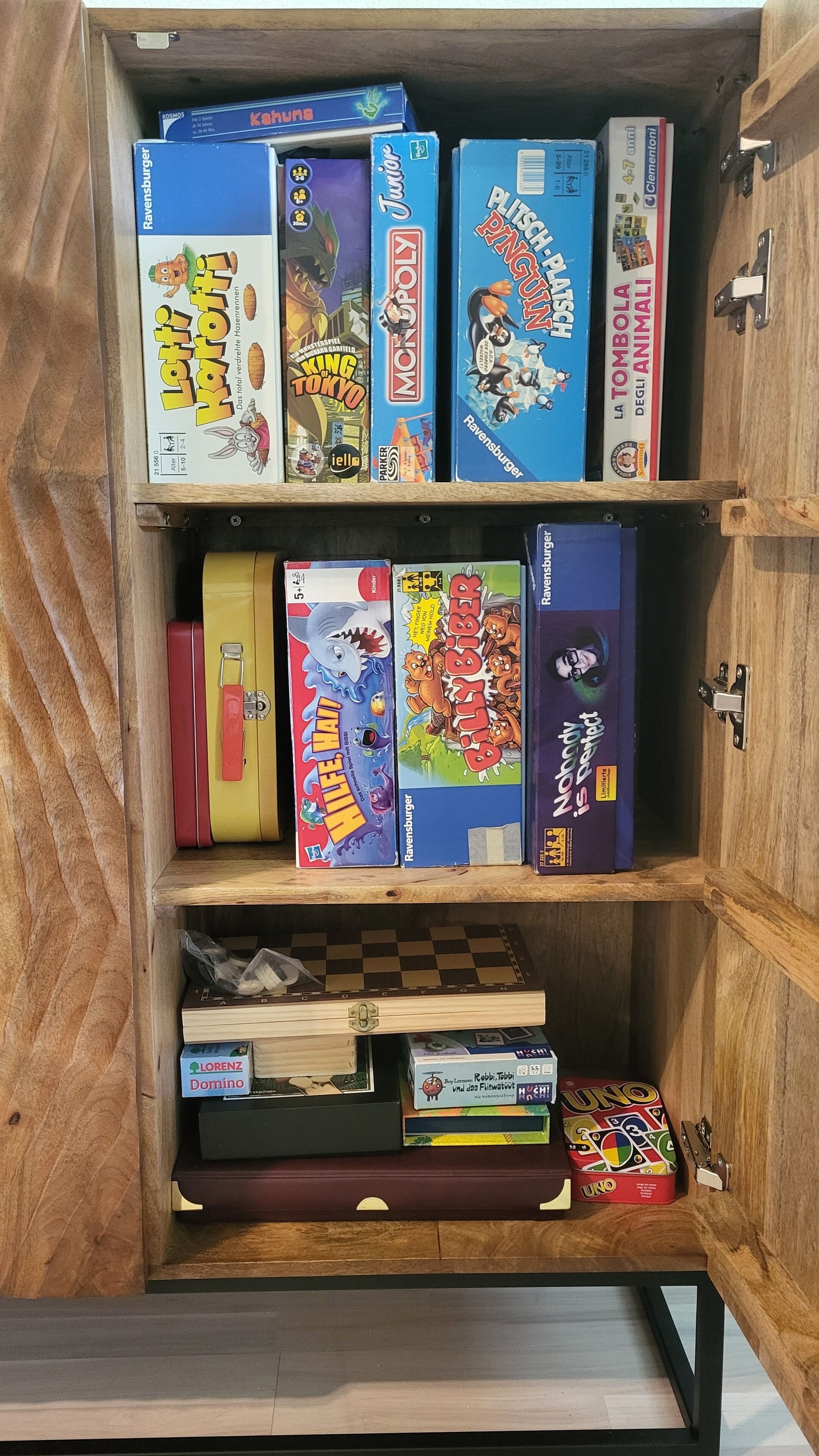 Et træskab med forskellige brætspil.