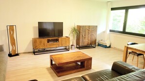 아파트 | 거실 공간 | 케이블 채널 시청이 가능한 42인치 평면 TV, TV, DVD 플레이어