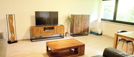 アパートメント | リビング エリア | 42 インチの薄型テレビ (ケーブル放送視聴可)、テレビ、DVD プレーヤー