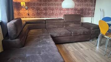 Smart-TV, Kamin, Bücher