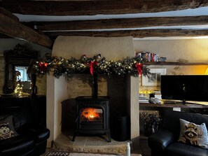 Téléviseur connecté, foyer, lecteur de DVD, table de baby-foot