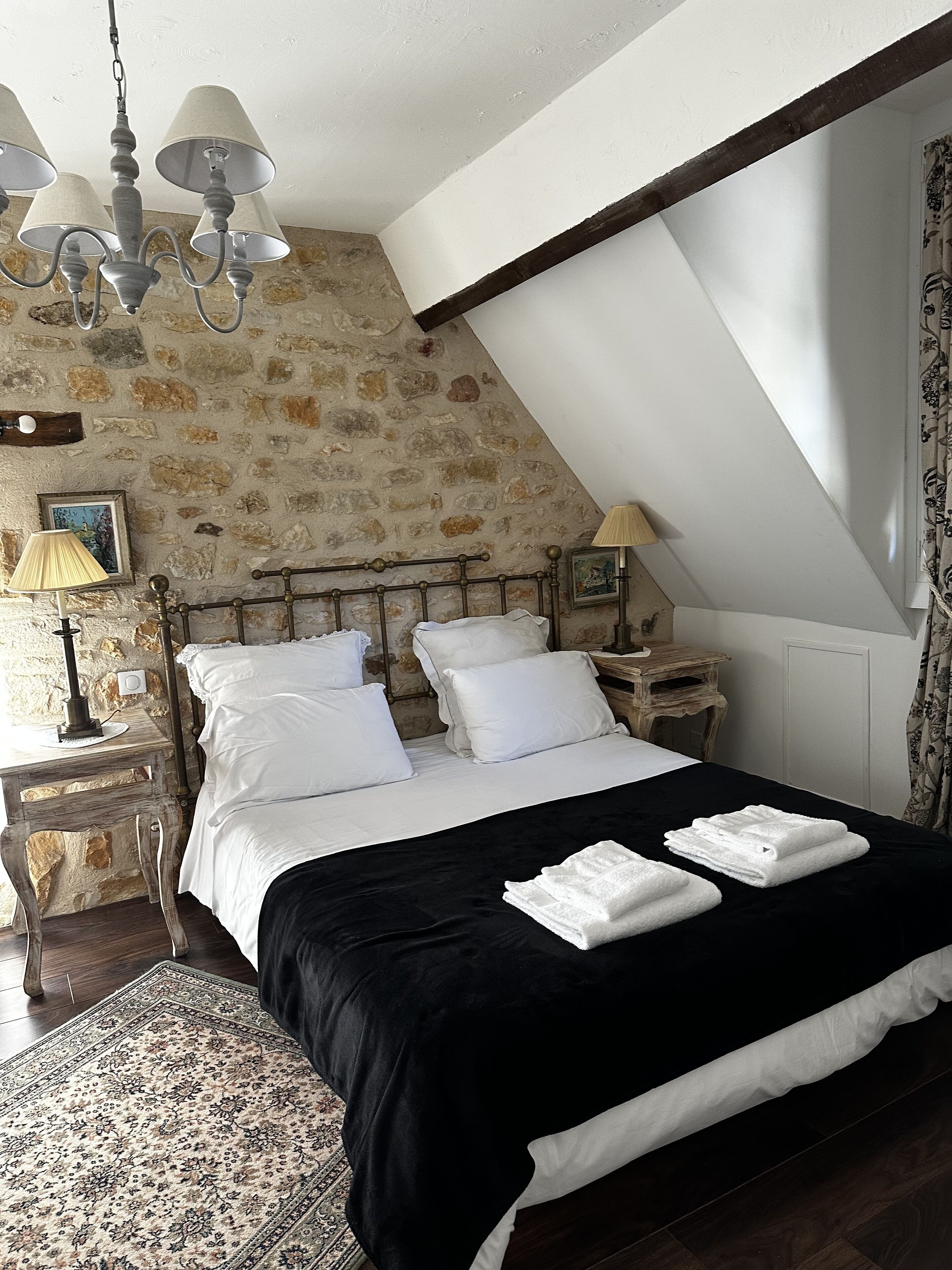 3 chambres, bureau, chambres insonorisées, fer et planche à repasser