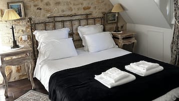 3 bedrooms, desk, soundproofing, iron/ironing board