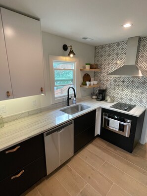 Geladeira, micro-ondas, fogão, cooktop