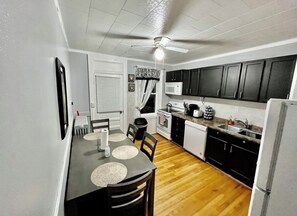 Frigorifero, microonde, forno, piano cottura